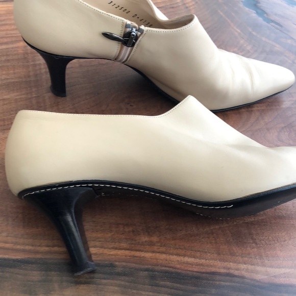 Beautiful Bruno Magli booties...creamy color. Sz7 - Picture 5 of 7